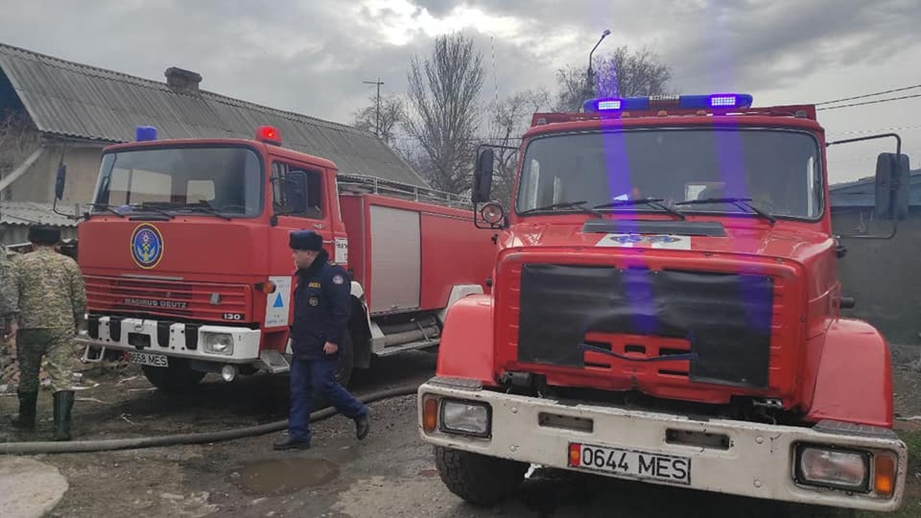 Крупный пожар в Маевке на складе удалось локализовать — МЧС — Today.kg