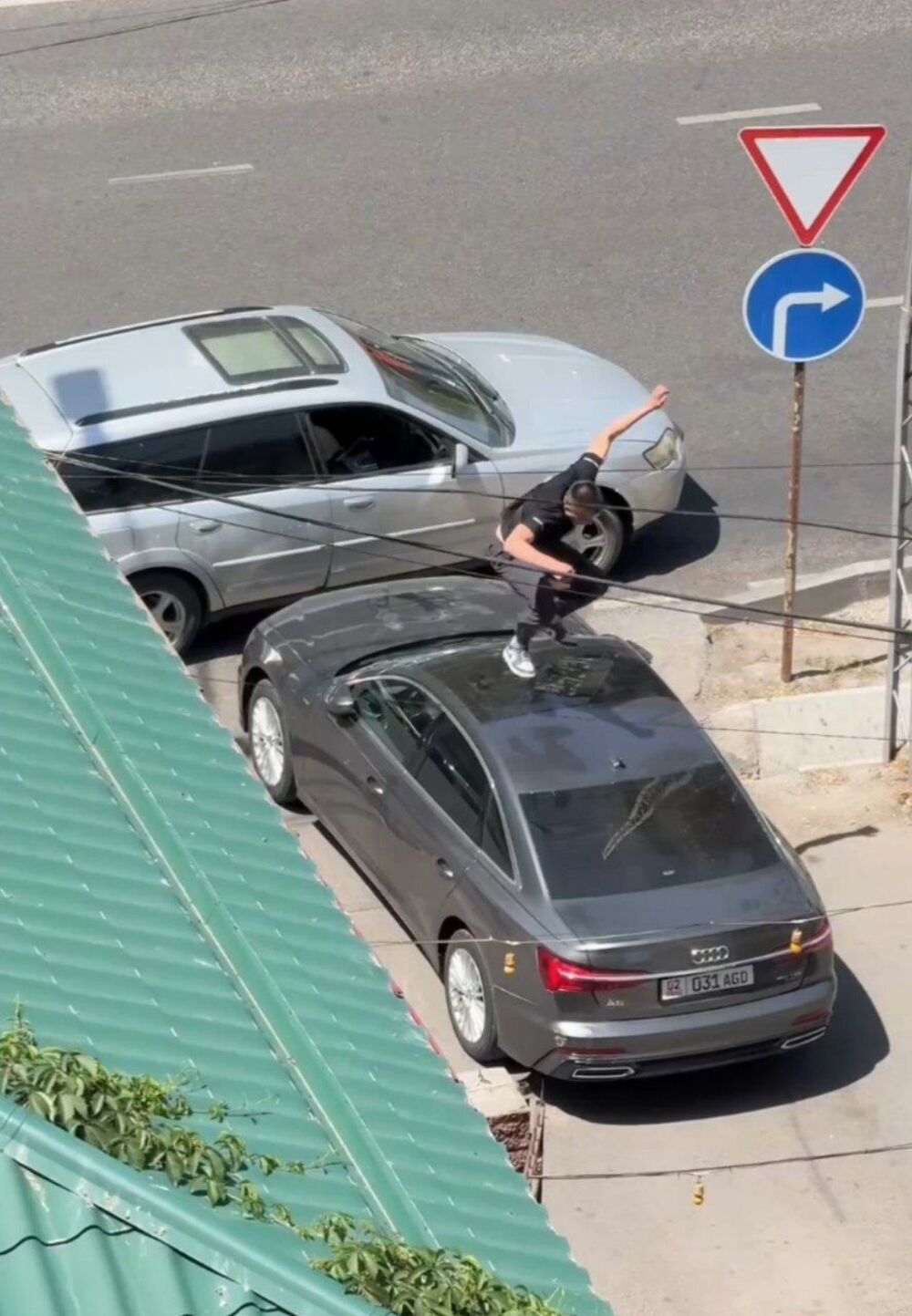 В Бишкеке мужчина прыгал на чужом авто, разбил стекло и фары. Его задержали — Today.kg