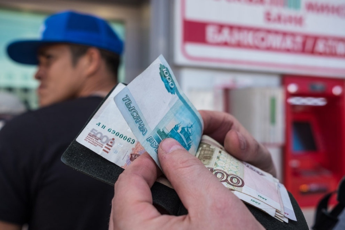 Кыргызстанцы вошли в тройку лидеров среди стран СНГ по переводу денег из РФ — Today.kg