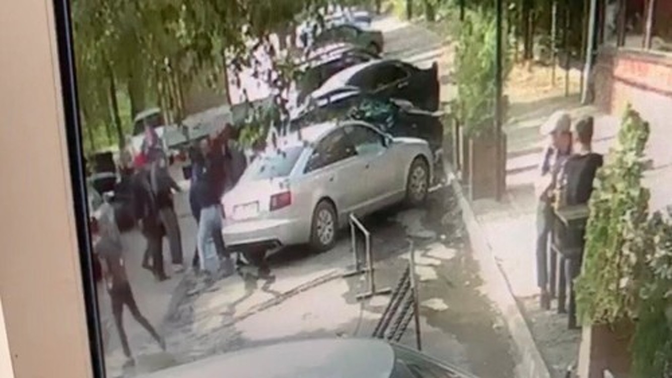 Видео — В мкр Кок-Жар толпа мужчин избила одного — Today.kg