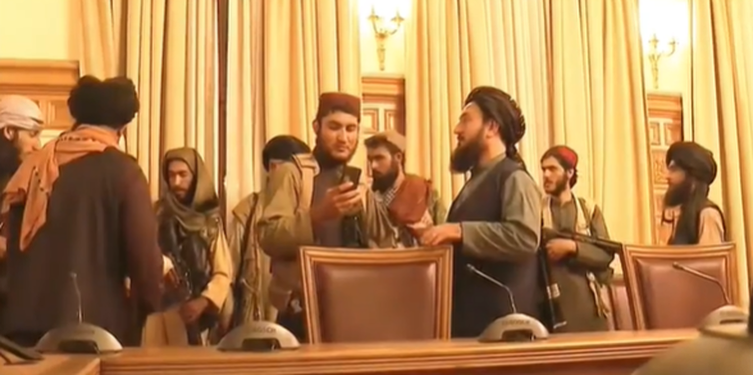 Талибан исключили из списка террористов. Талибы в президентском Дворце. Талибан во Дворце президента. Талибы в президентском Дворце красная кепка Америка.