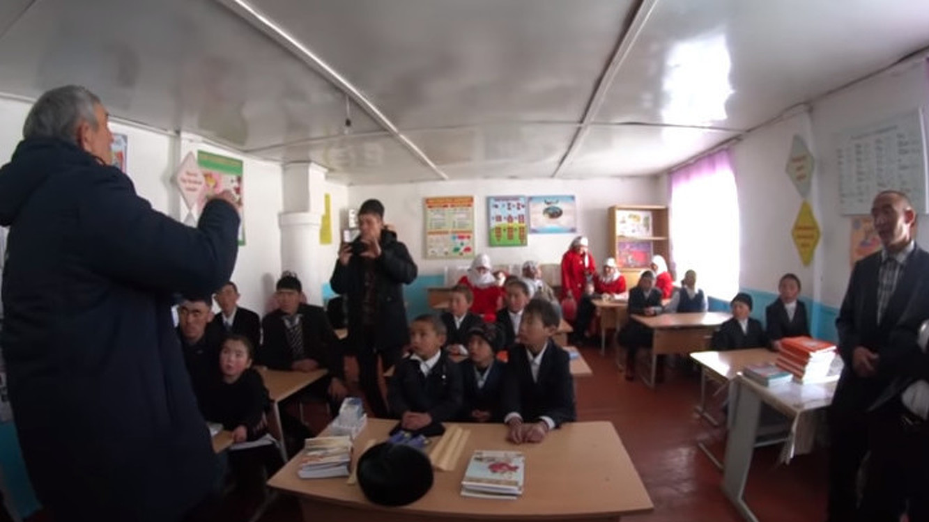 Активисты Алайского района навестили семьи памирских кыргызов, проживающих в Сары-Моголе. Видео — Today.kg