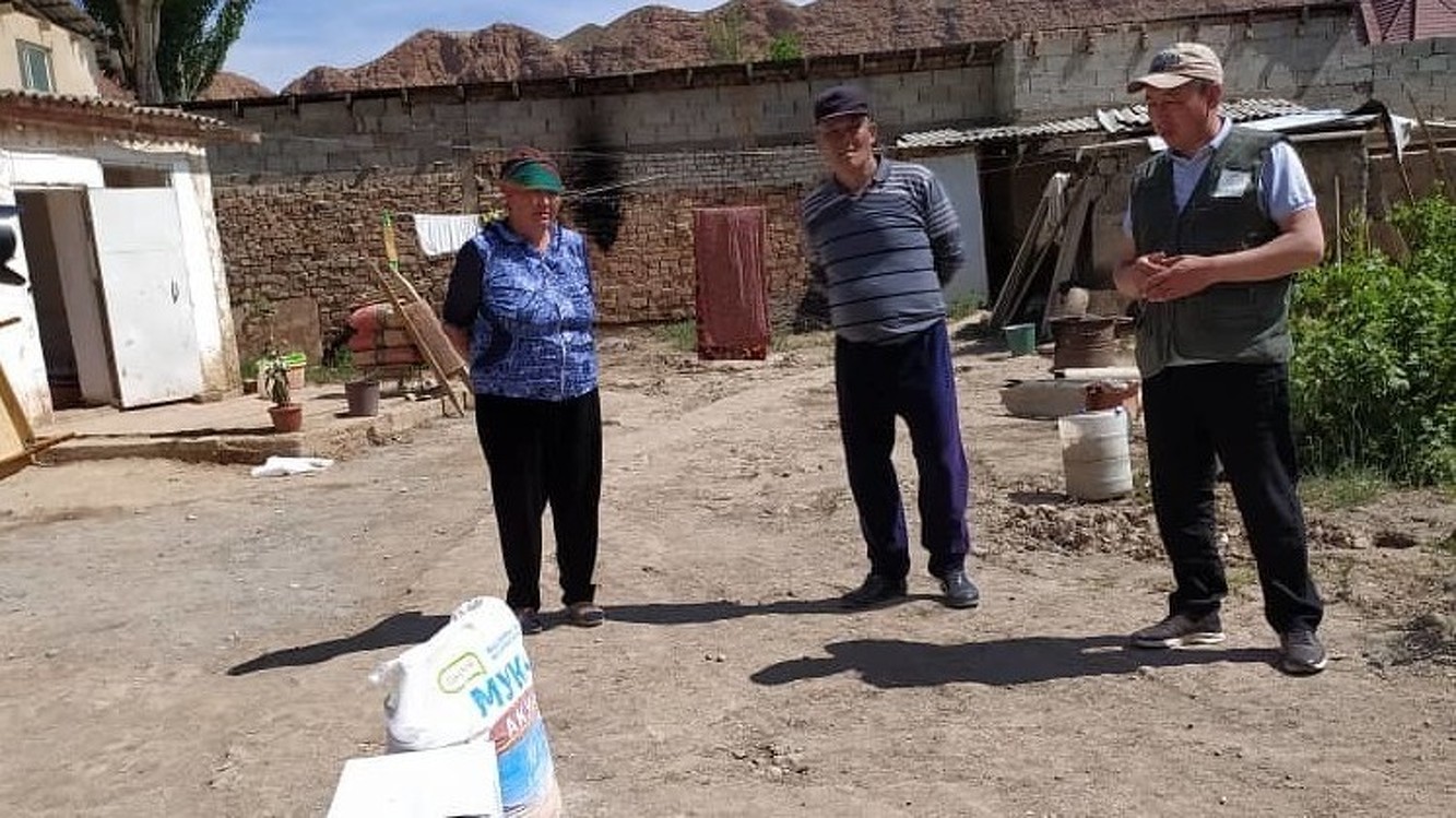 Семьи в Нарыне, пострадавшие от селевых потоков, получили гумпомощь — Today.kg
