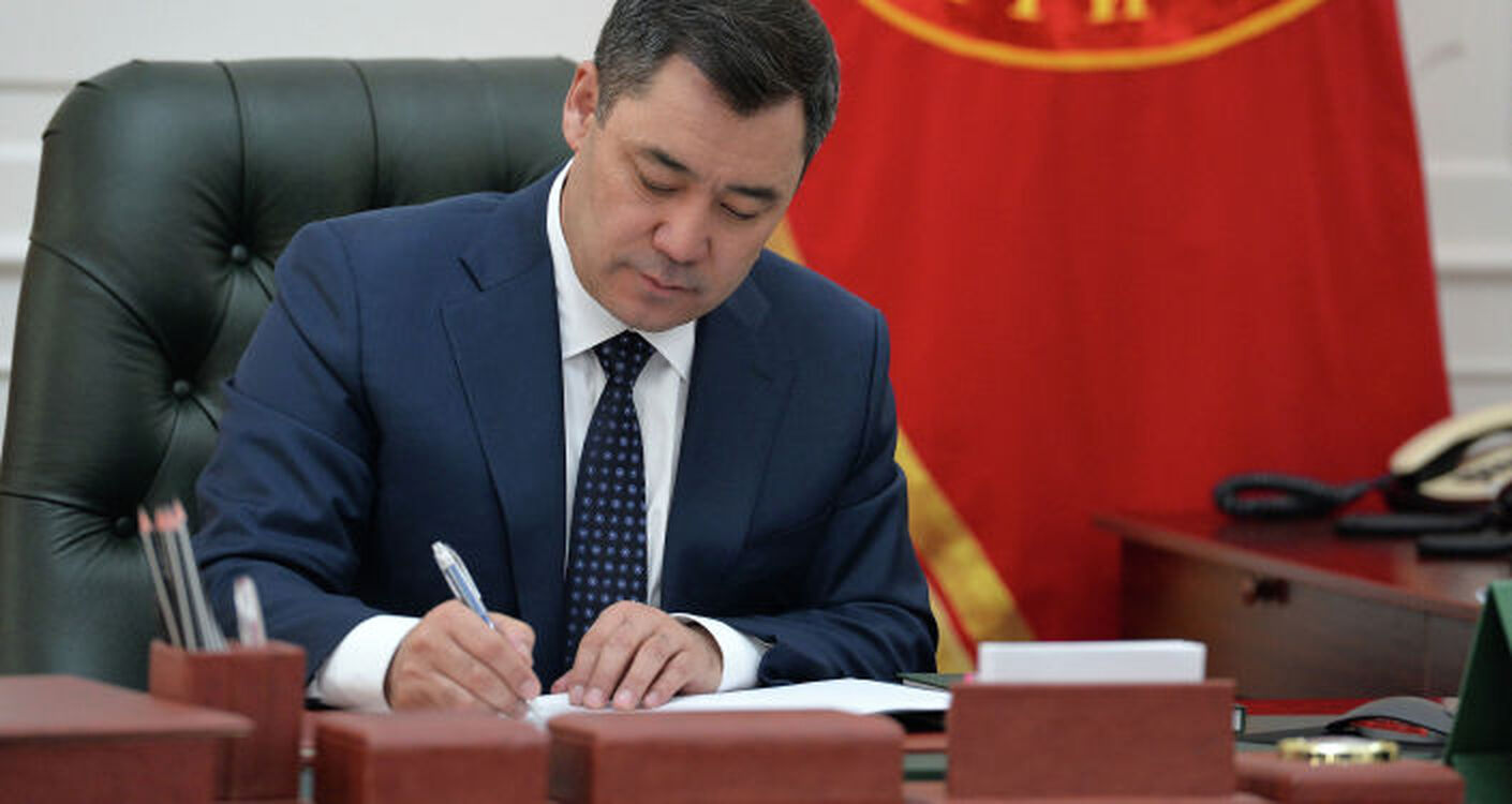 В Кыргызстане новая Конституция — президент подписал ее — Today.kg