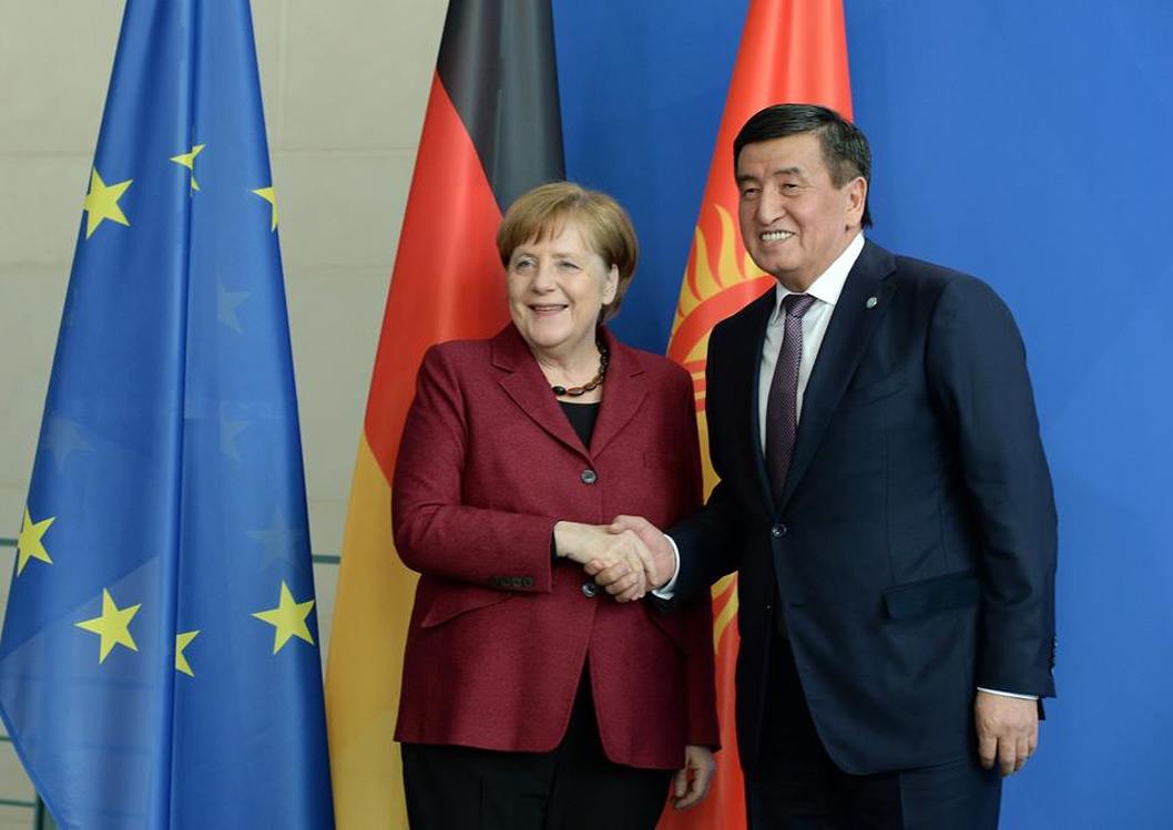 В любое удобное время. Жээнбеков пригласил Меркель в Кыргызстан — Today.kg
