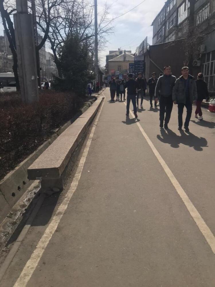 В мэрии Бишкека рассказали, кто должен разгонять торговцев на велодорожках — Today.kg