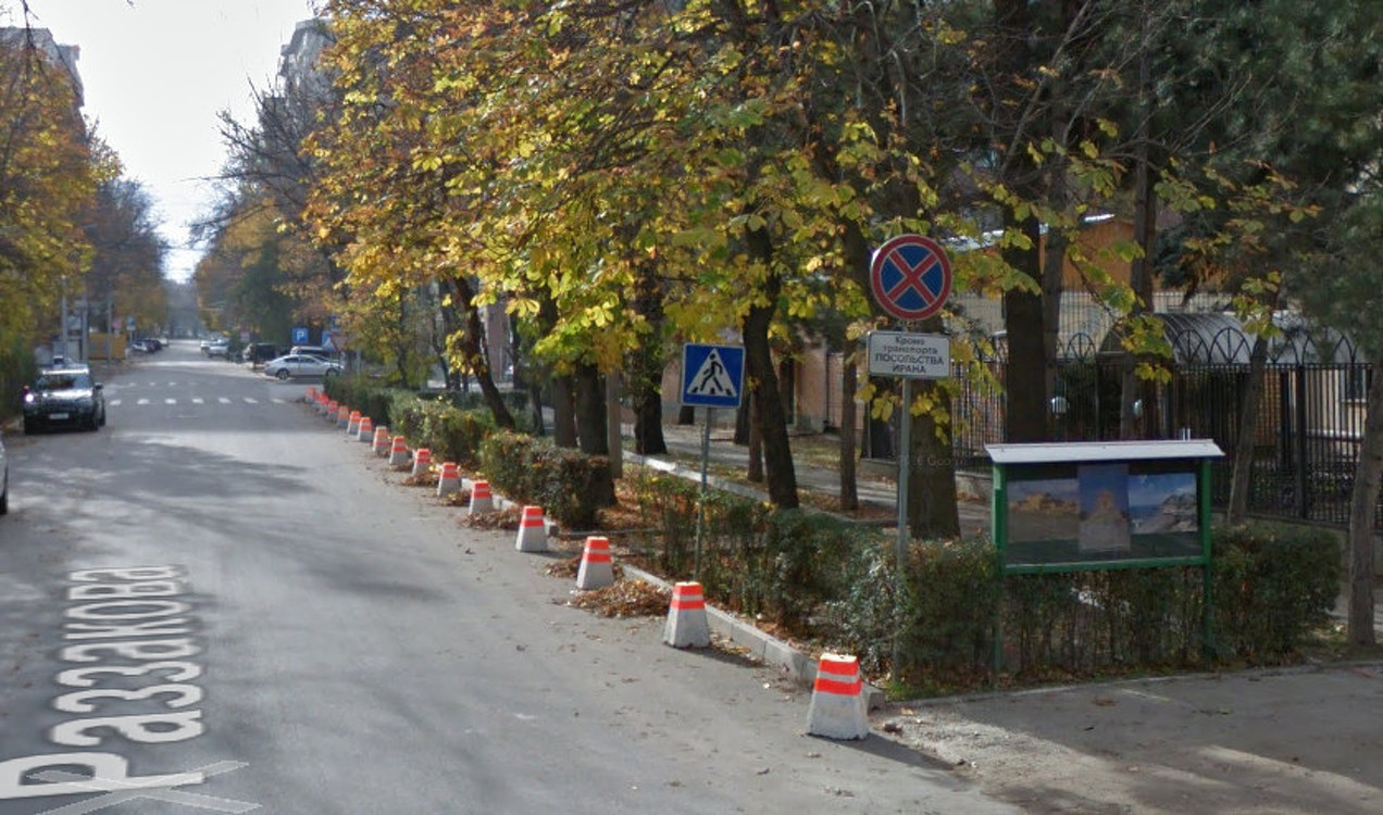 Посольство Ирана в Бишкеке поставило бетонные блоки и сузило дорогу, - депутат — Today.kg
