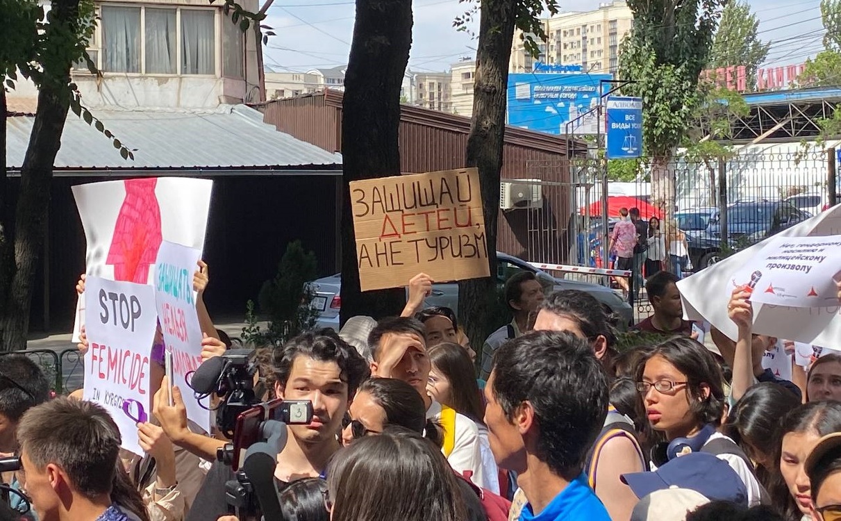 Митингующие в Бишкеке требуют отставки главы МВД — Today.kg