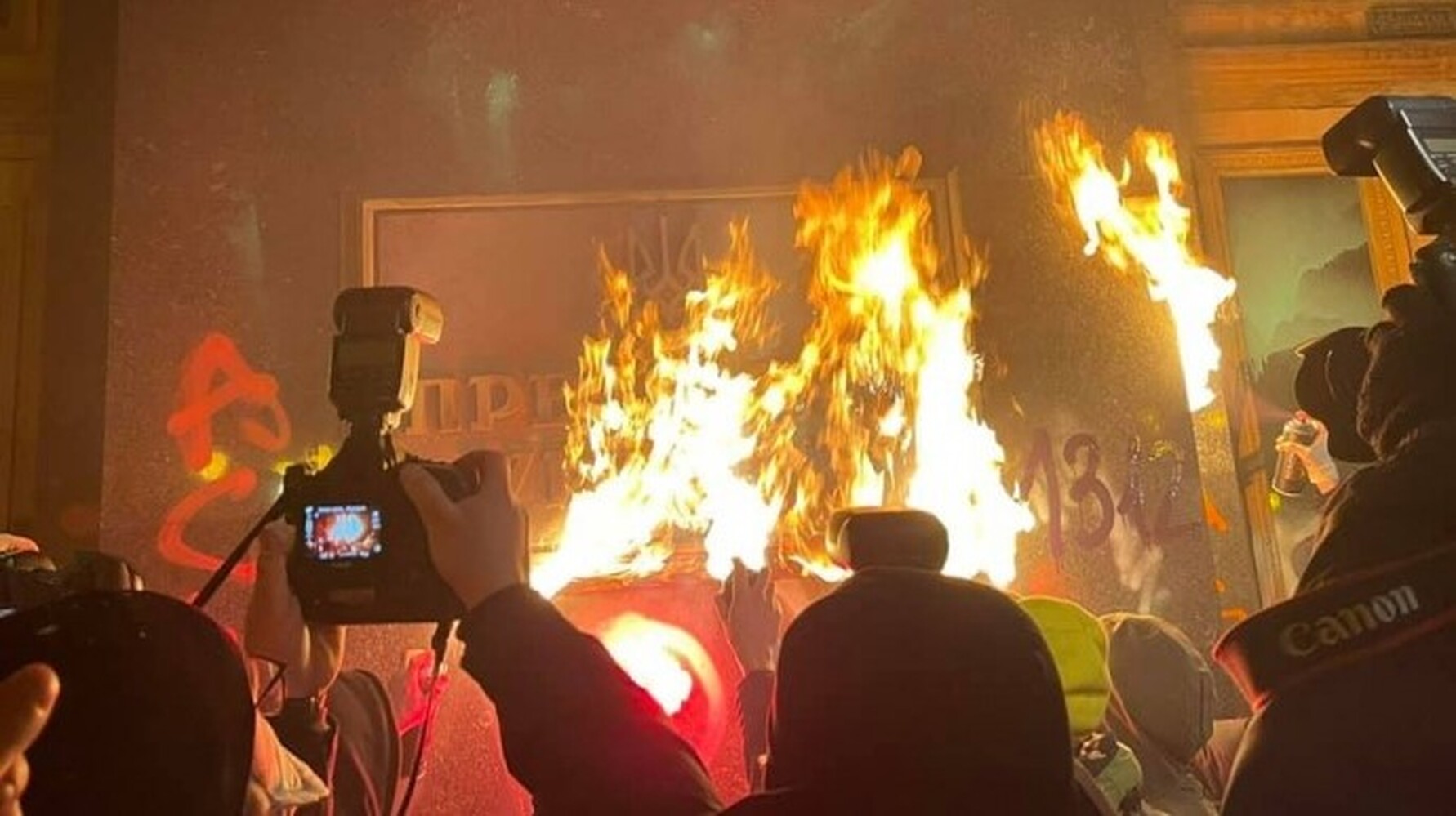 В Киеве демонстранты облили краской и пытались поджечь Офис президента — Today.kg