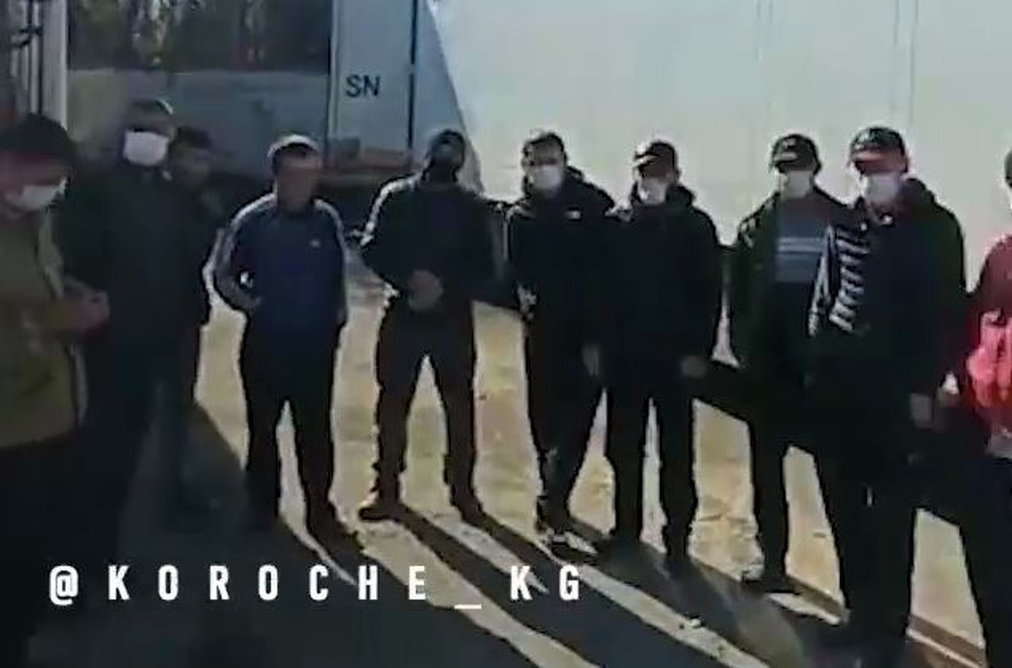 Дальнобойщики из Кыргызстана застряли на границе Ирана с Азербайджаном. У них закончились деньги и солярка — Today.kg