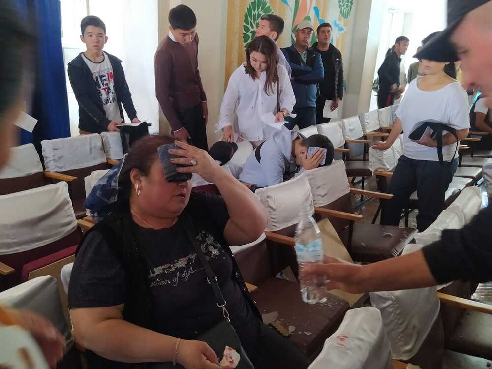 В Автомобильно-дорожном колледже Бишкека во время собрания на людей упала люстра — Today.kg