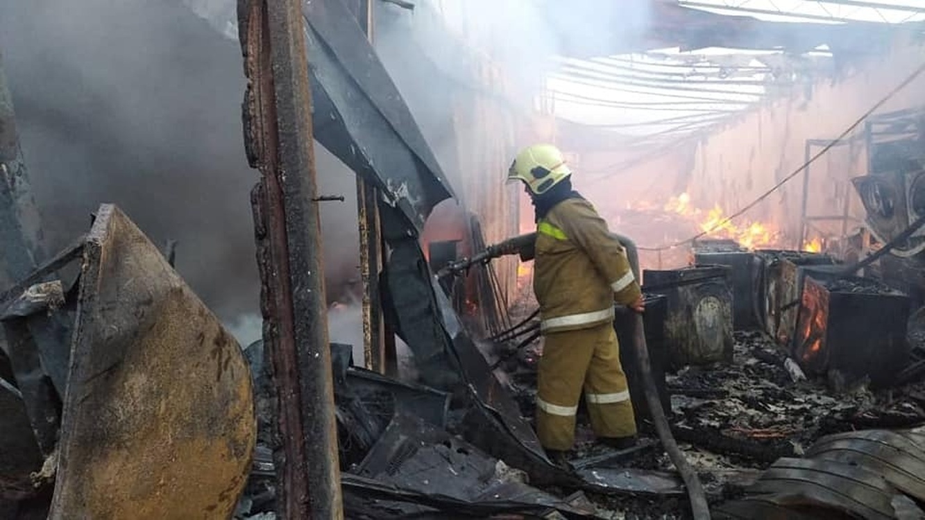 В Токмаке в пожаре сгорели магазин бытовой техники и салон красоты — Today.kg