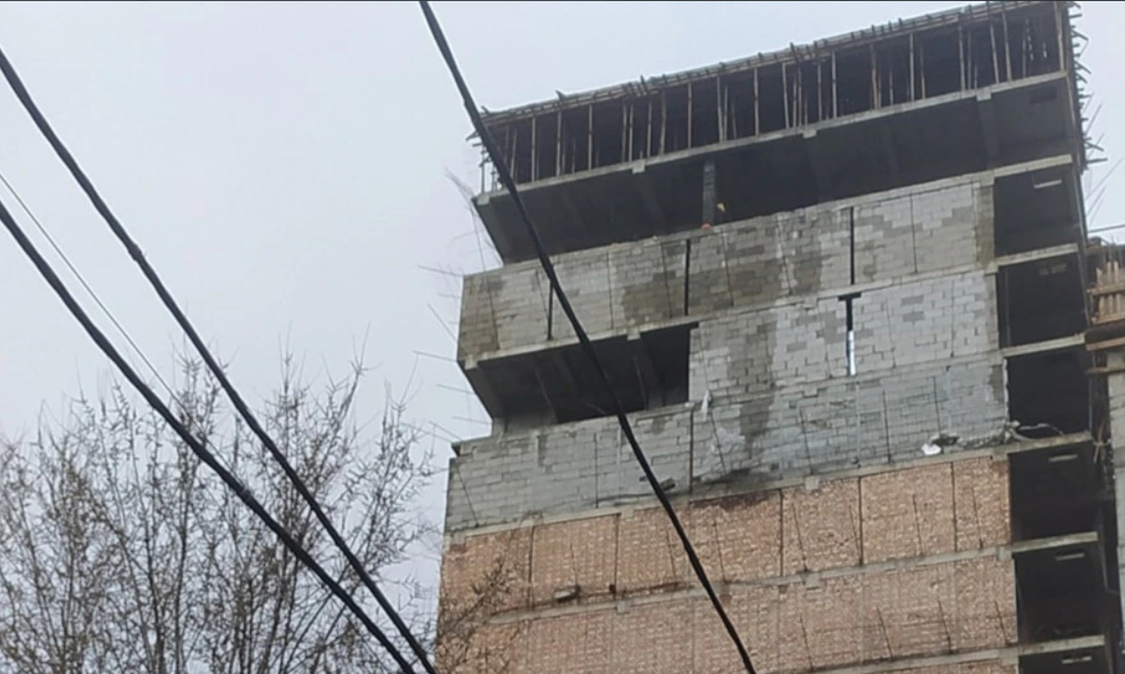 По факту обрушения стены строящейся многоэтажки в Бишкеке возбуждено дело — Today.kg
