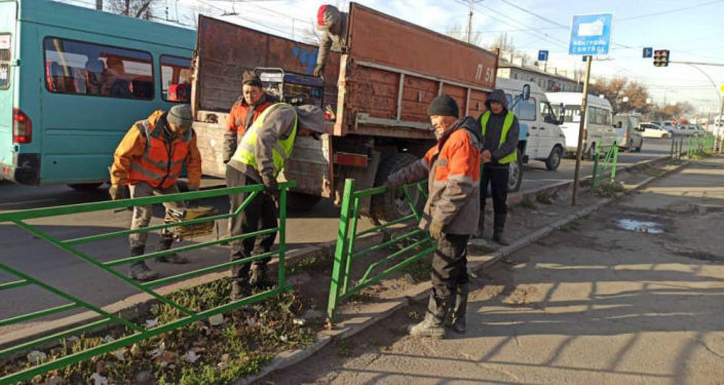 В Бишкеке мужчина хотел сдать ограждение дороги на металл — возбуждено дело — Today.kg