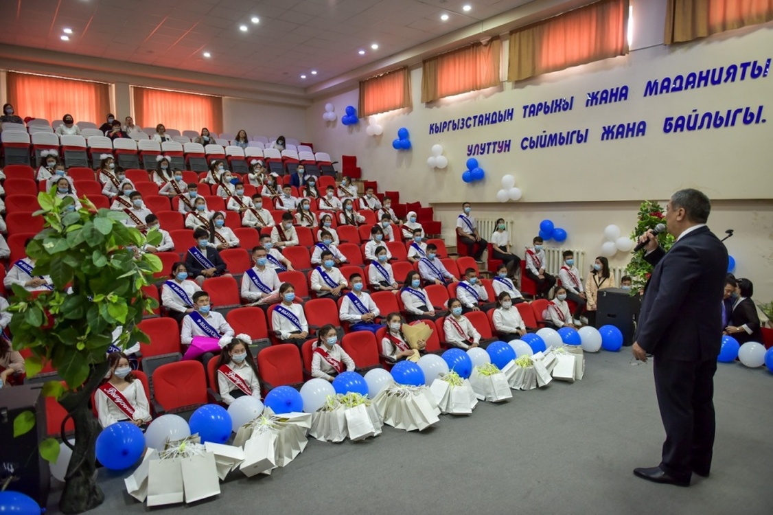 В 97 школах Бишкека для 6 тысяч 980 выпускников состоялся Последний звонок — Today.kg