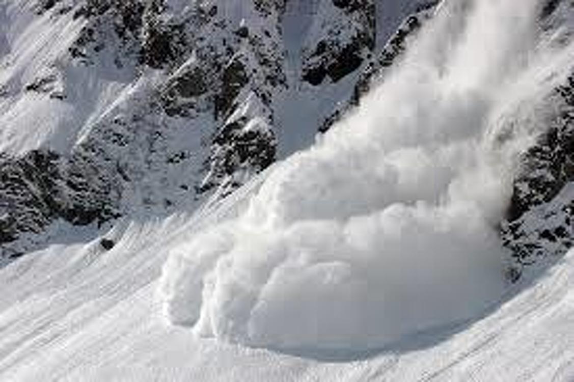 От снежной лавины на трассе Каракол-Энилчек пострадали дорожная техника и рабочие — Today.kg