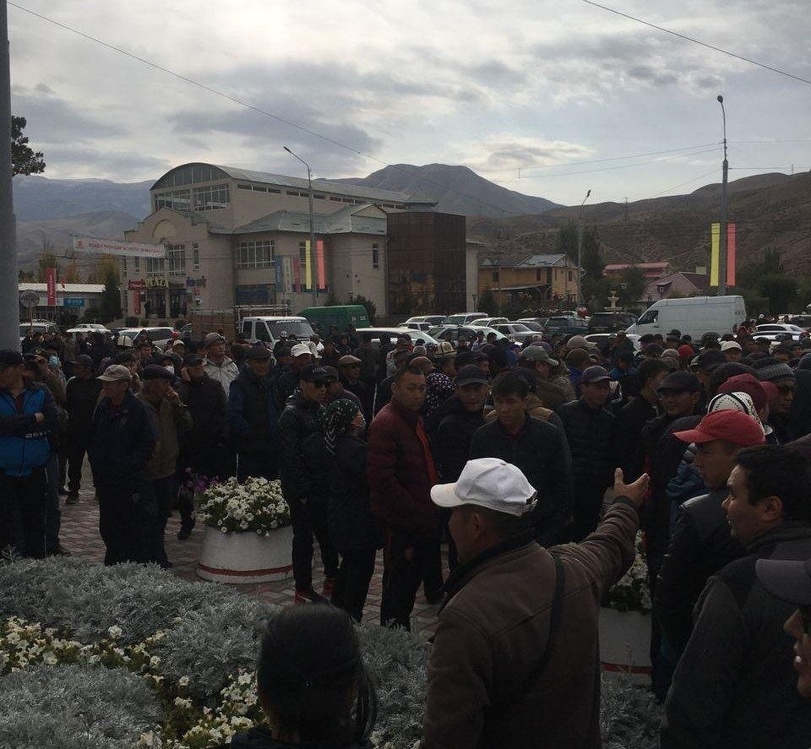В Нарыне на митинг пришло уже около 1000 граждан — Today.kg