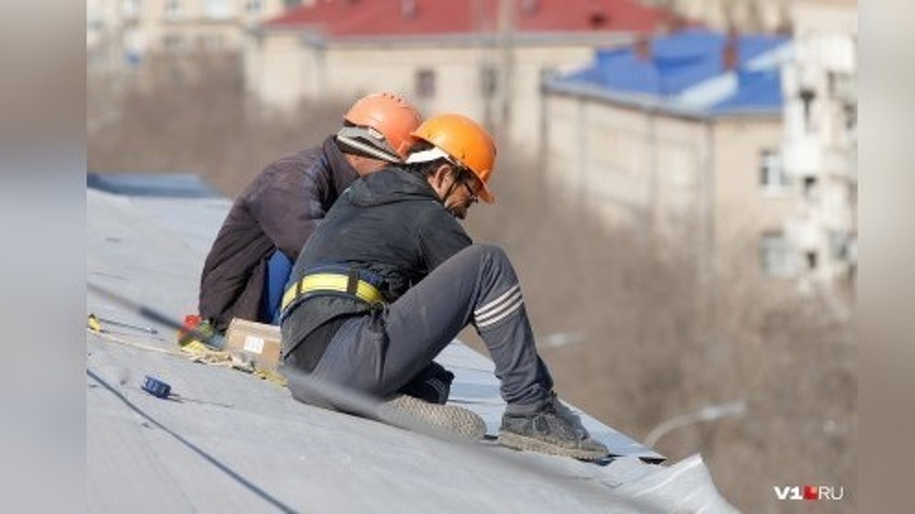 На Камчате с крыши дома упали строители из Кыргызстана. Один из них скончался — Today.kg