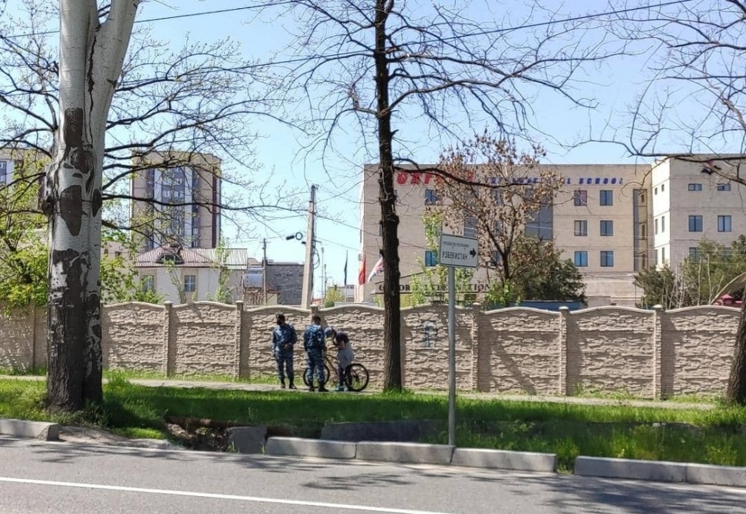 В Бишкеке велосипедистов доставляют в РУВД за нарушение режима ЧП (видео) — Today.kg