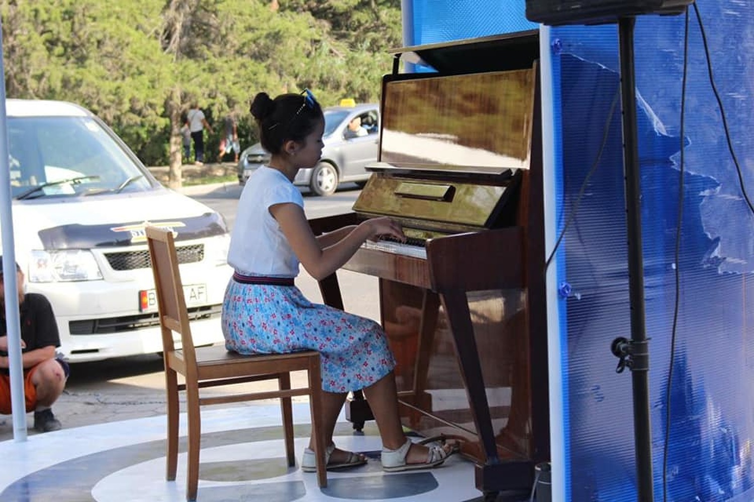 Возле торгового центра в Бишкеке установили пианино — Today.kg