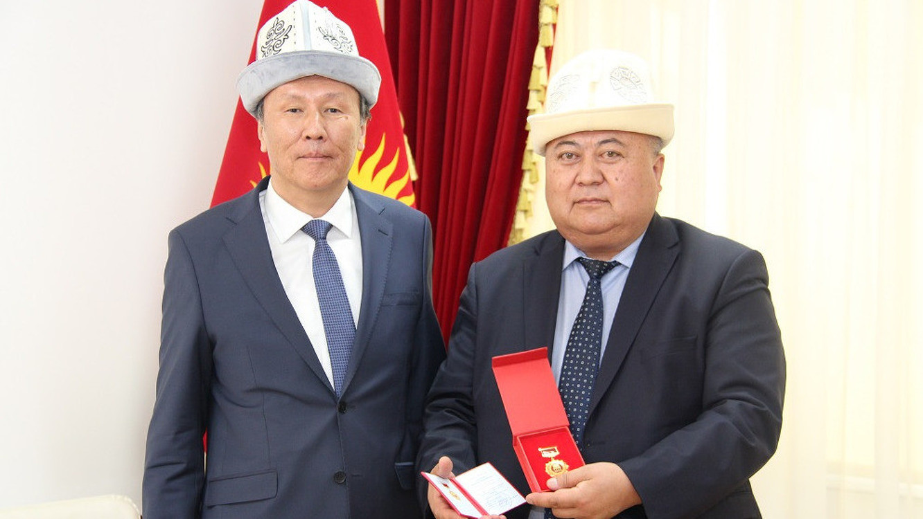 Двое судей Конституционной палаты награждены медалью «За добросовестную службу» — Today.kg