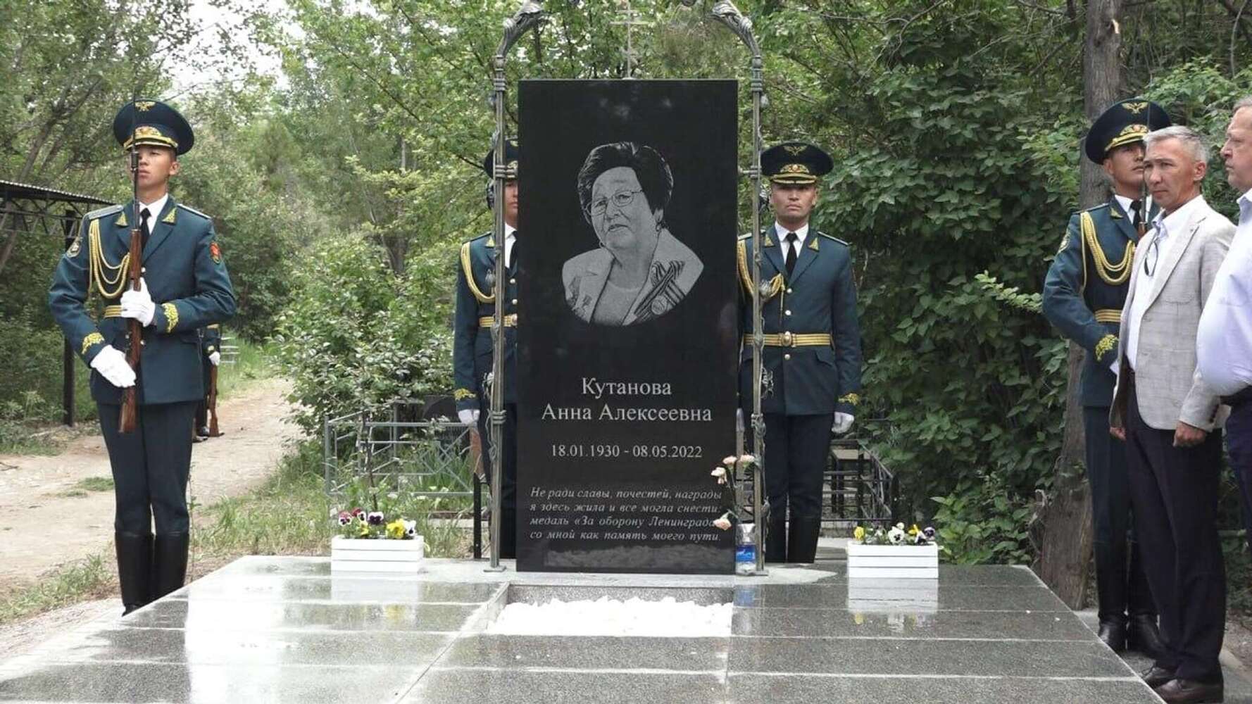 В Бишкеке открыли памятник Анне Кутановой — Today.kg