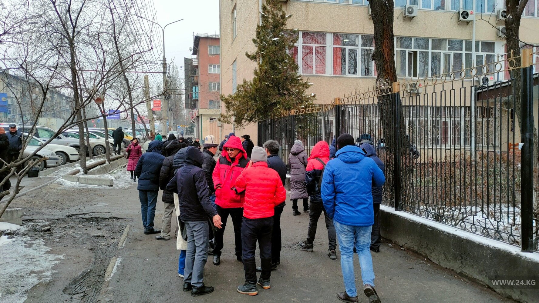 Сторонники Тилекмата Куренова собрались возле Свердловского суда — Today.kg