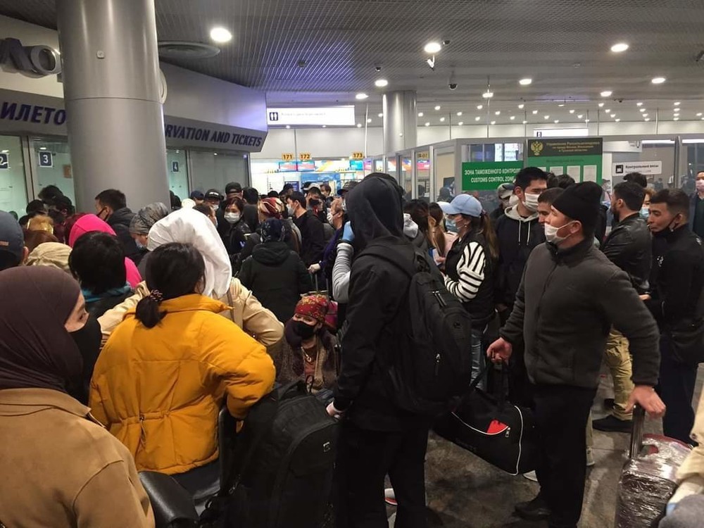 Из-за поведения мигрантов в аэропорту 23 человека не попали на чартерный рейс Москва—Бишкек, - представитель МВД КР в РФ — Today.kg