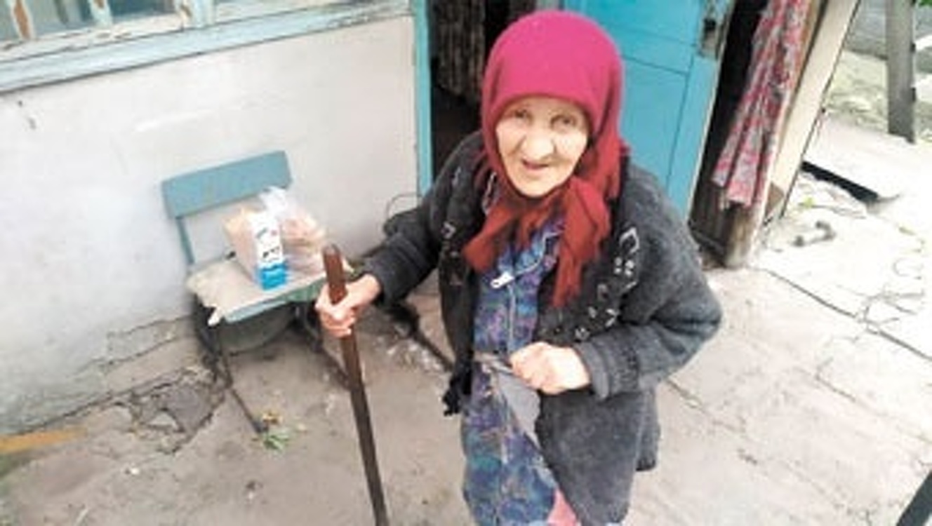 В Бишкеке группа добровольцев развозит еду старикам и тяжелобольным — Today.kg