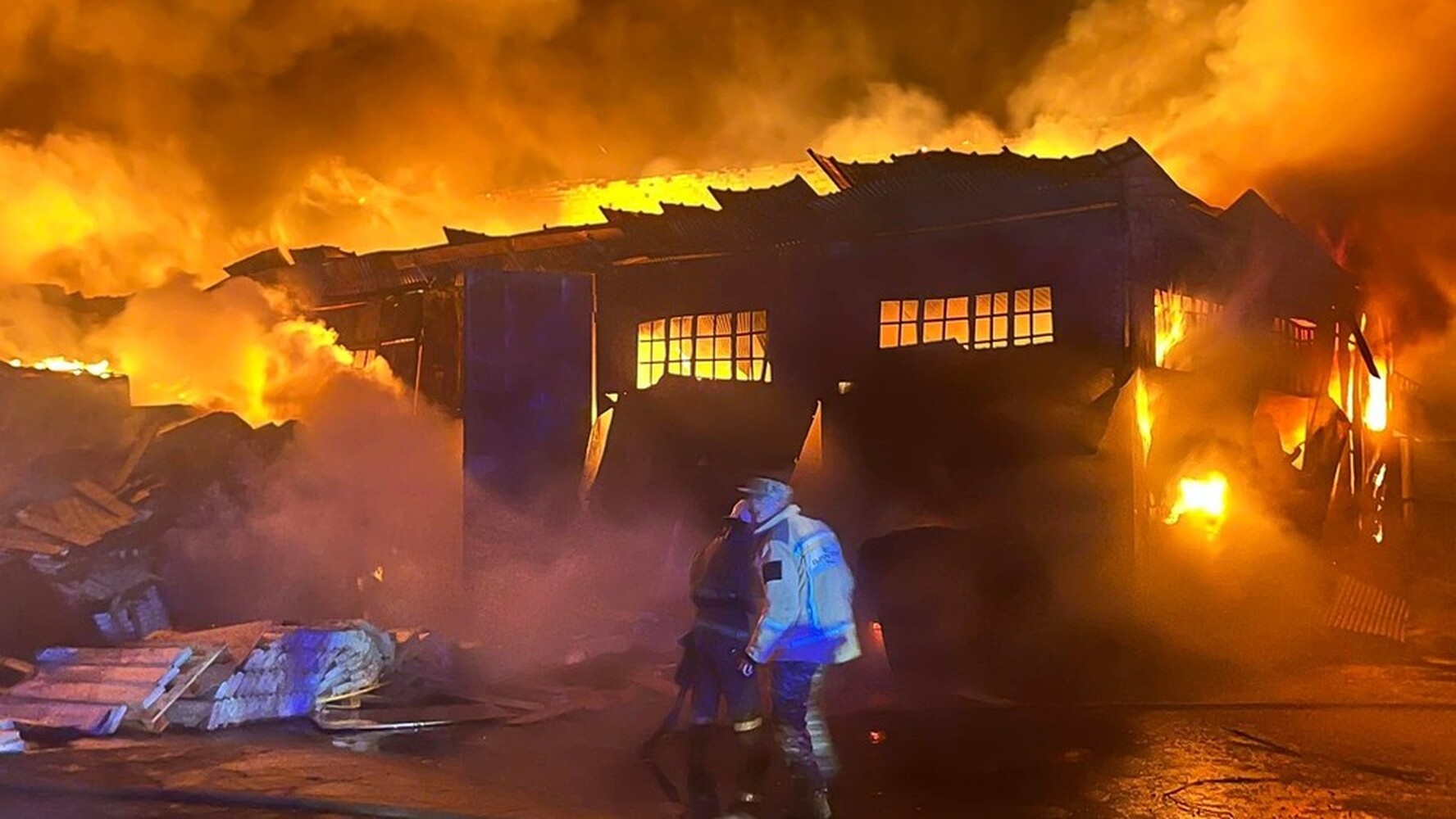 Крупный пожар на Кулатова-Матросова: Огонь тушили 10 пожарных расчетов, сгорели 3800 кв.м складов — Today.kg