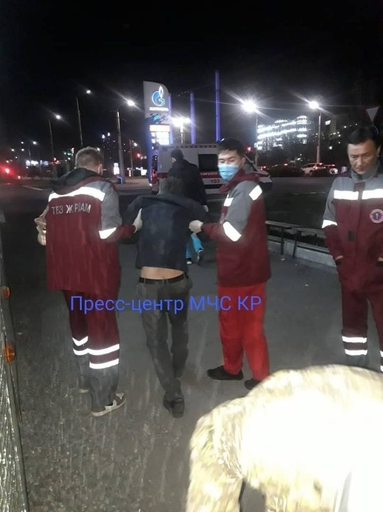 В Бишкеке мужчина упал с моста и получил травму головы — Today.kg