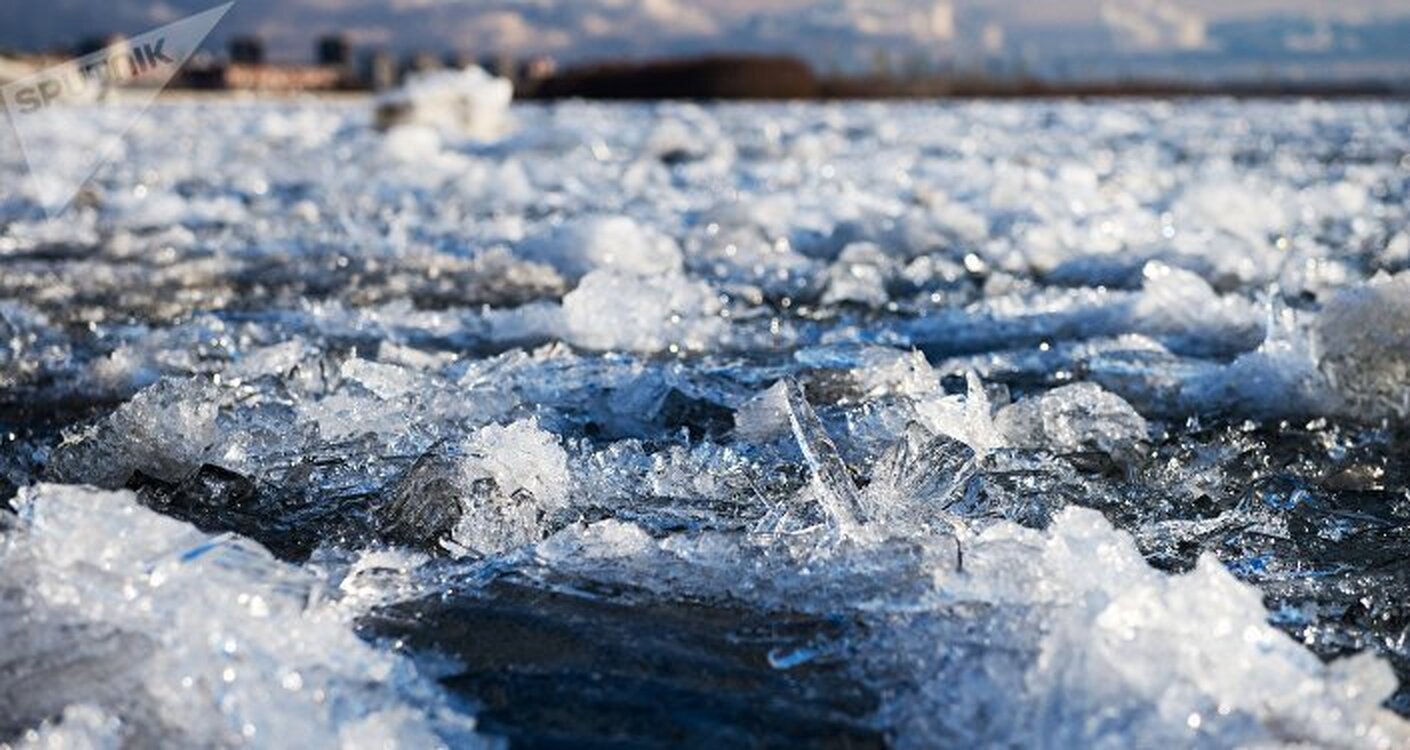 Мощный поток воды и льда быстро заполнил широкое русло реки в Таласе — Today.kg