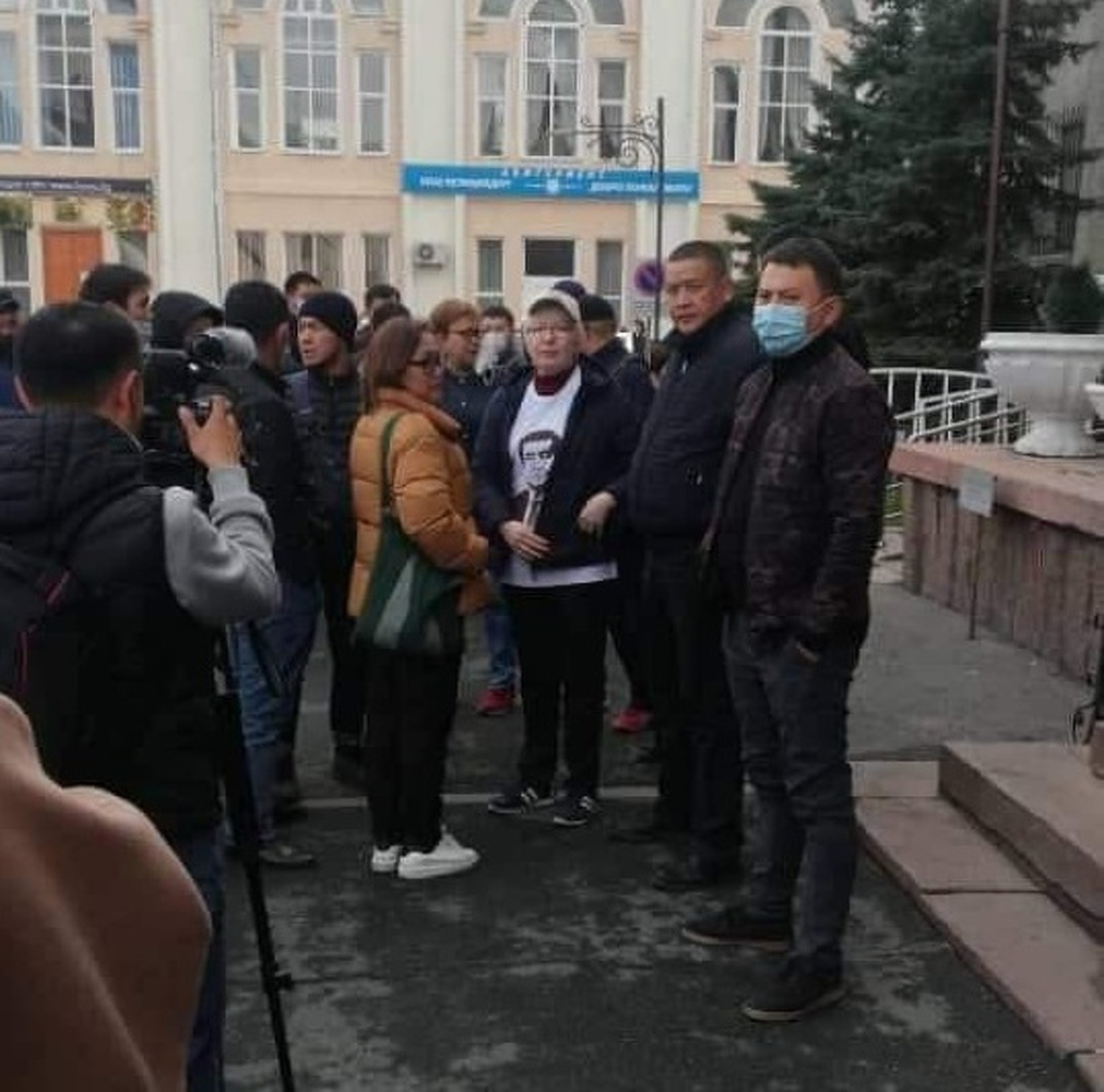 Строкова пришла к мэрии в футболке с изображением Жээнбекова. Ее прогнали горожане — Today.kg