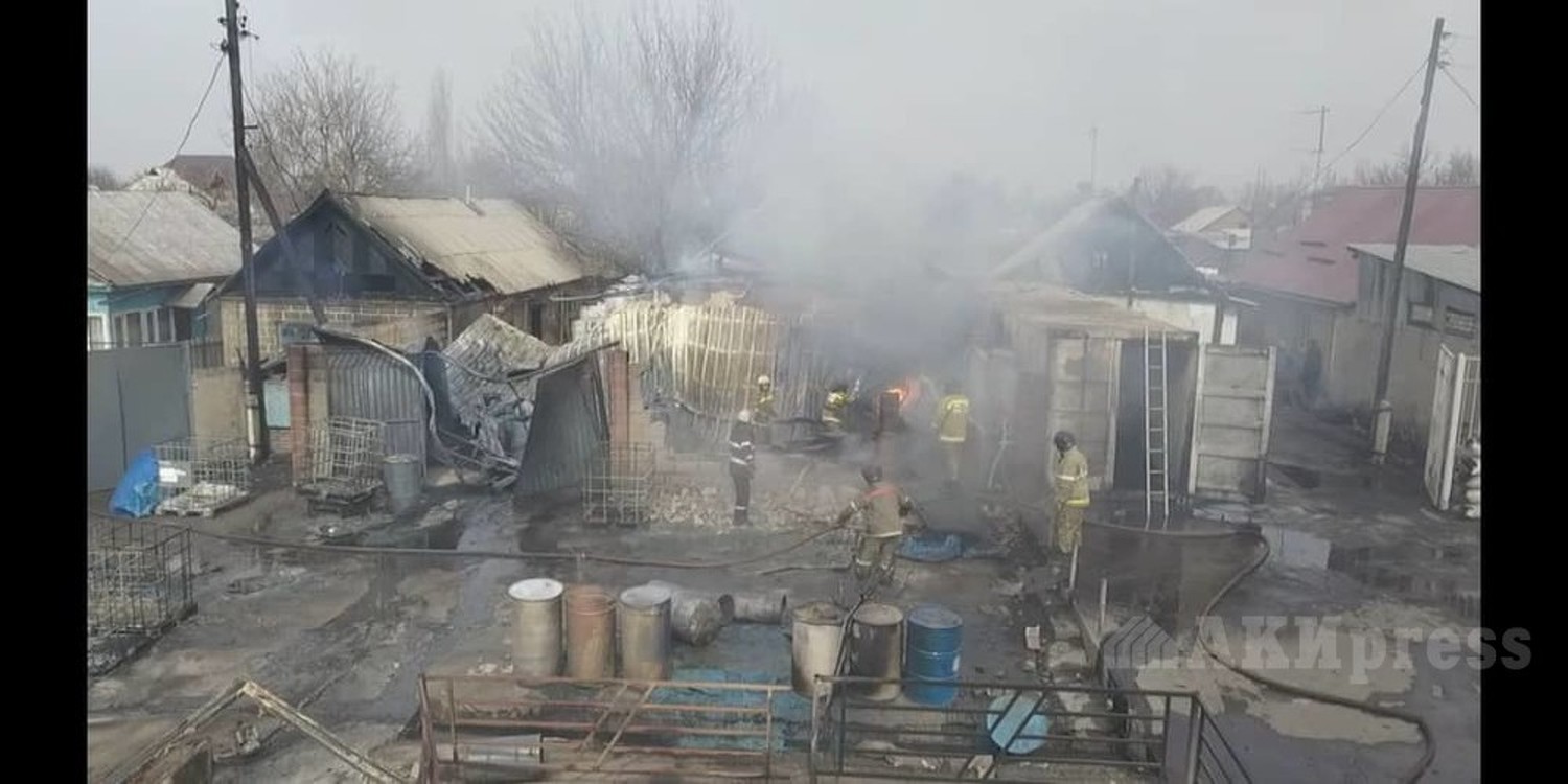 МЧС: Пожар локализован, горели дом, крыши двух домов, грузовик и контейнер — Today.kg