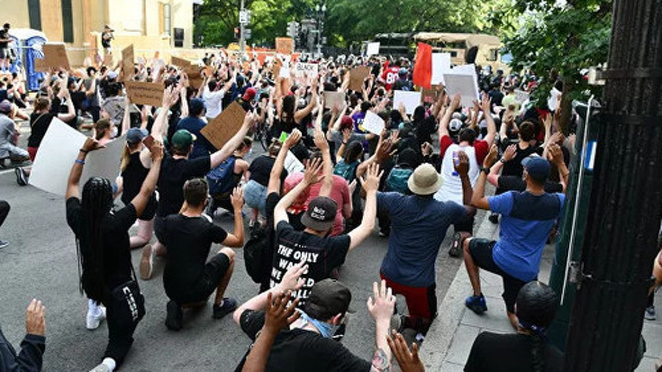 Протестующие у Белого дома в США провели минуту молчания на коленях (фото) — Today.kg