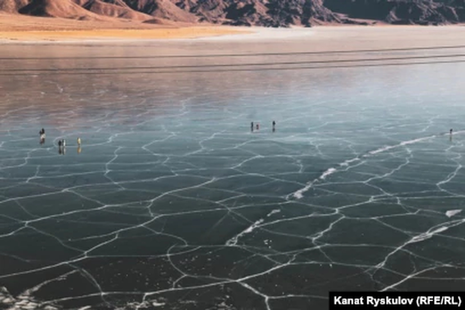 Reuters: Замерзшее озеро в Кыргызстане стало площадкой для катания на санях — Today.kg