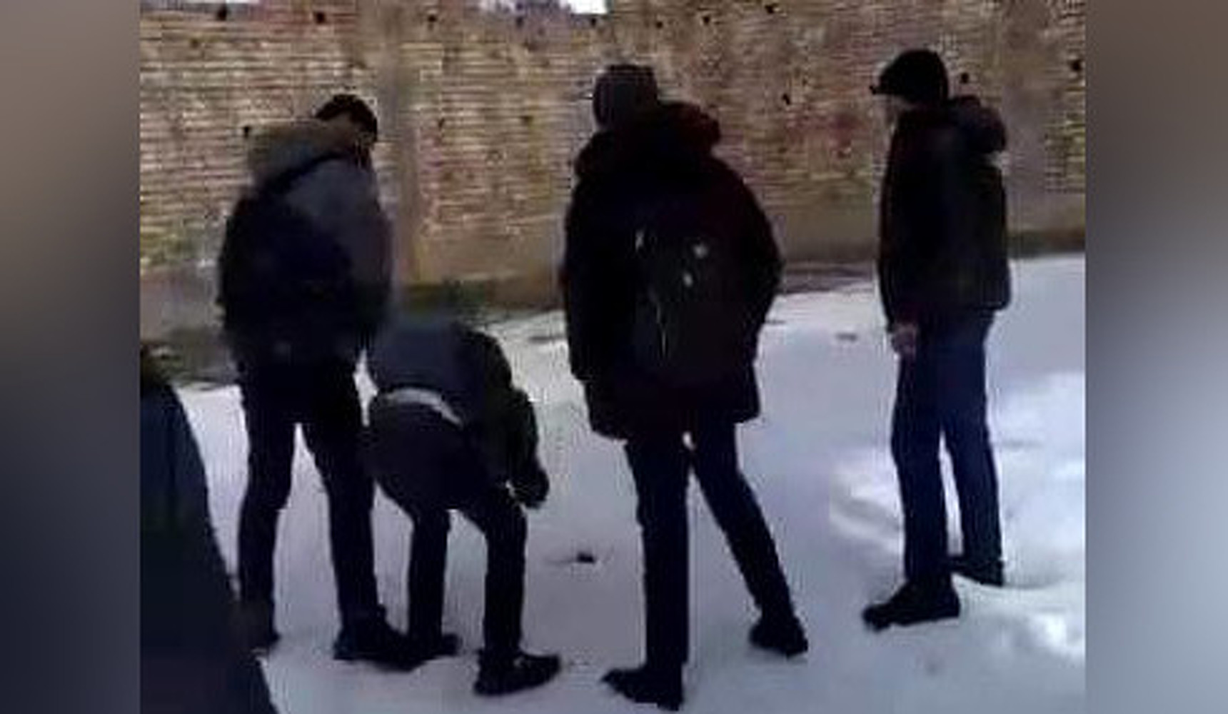 В Аксы девятиклассники толпой избили сверстника - видео — Today.kg
