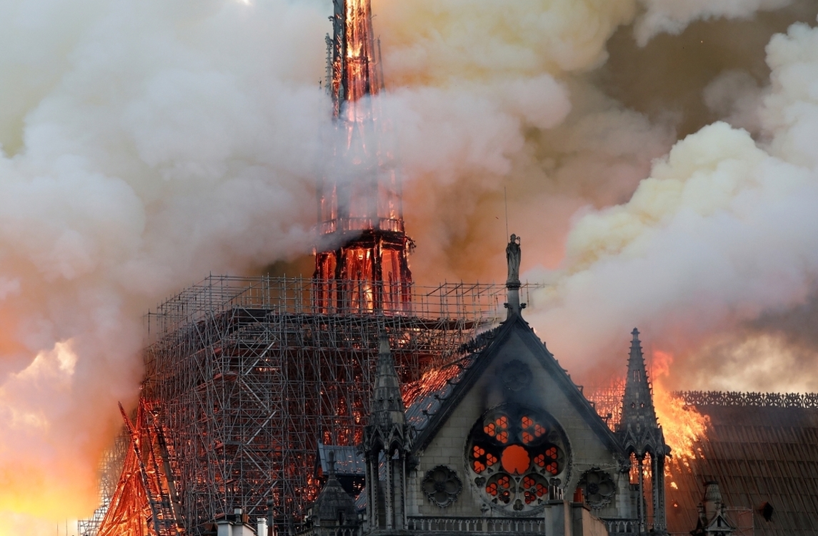 В знаменитом парижском Нотр-Дам-де-Пари произошел большой пожар - фото, видео — Today.kg