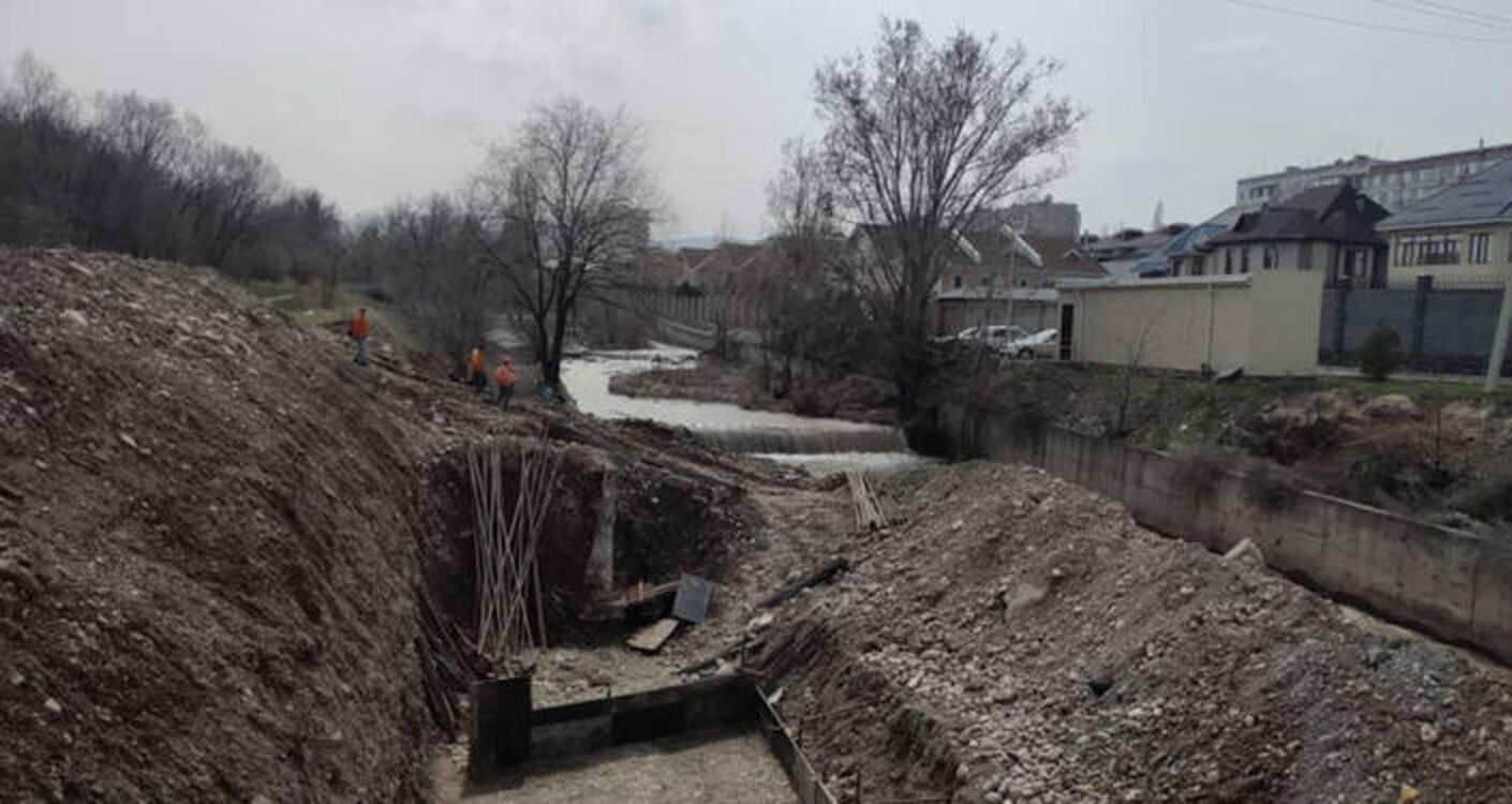 На юге Бишкека начали строить мост через реку — фото — Today.kg