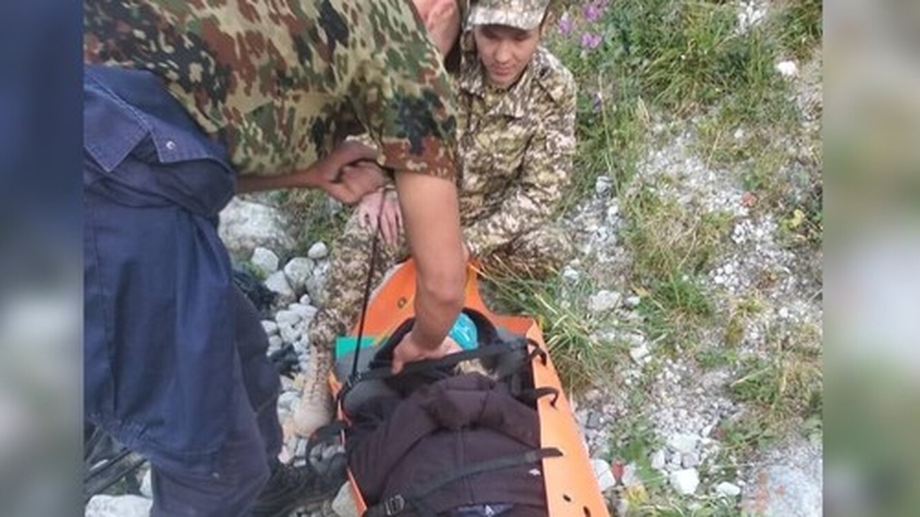 В горах Ала-Арчи спасатели МЧС спасли туристку из Чехии — Today.kg