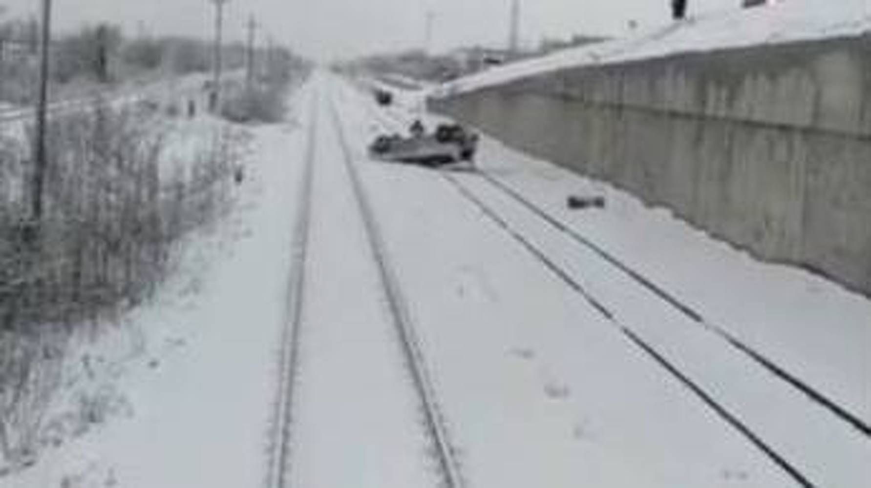 Видео - В Бишкеке машина слетела с моста и упала на железную дорогу —  Today.kg