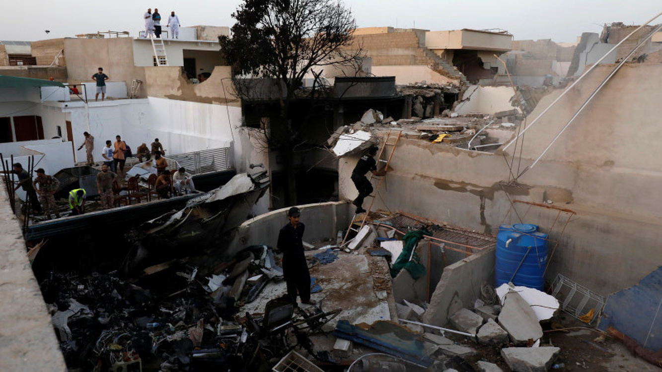 Чудом выживший при крушении самолета в Пакистане рассказал о спасении — Today.kg