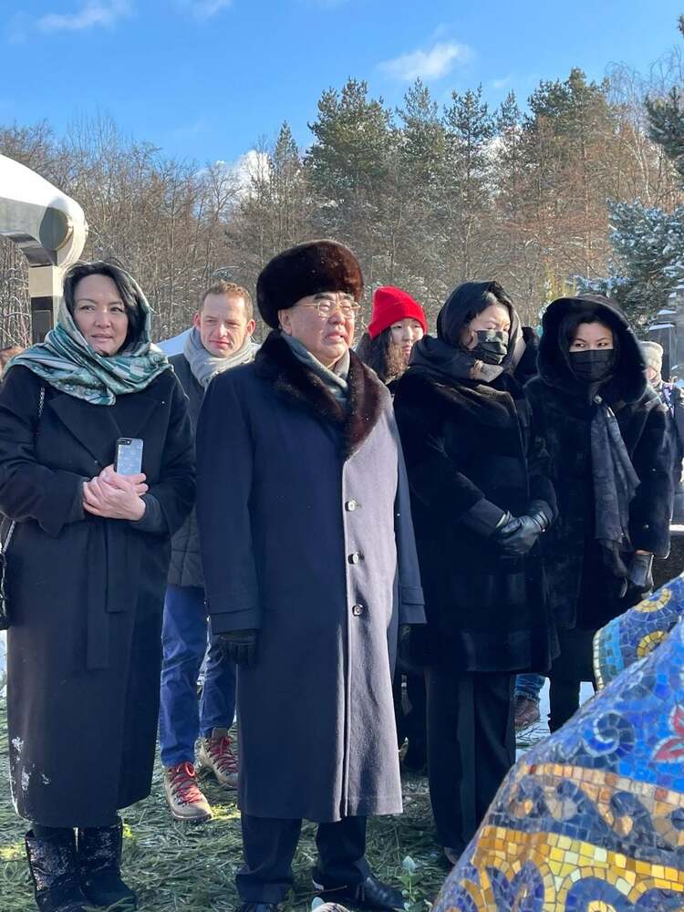 Аскар Акаев вместе с семьей посетил могилу своего старшего сына в Москве — Today.kg