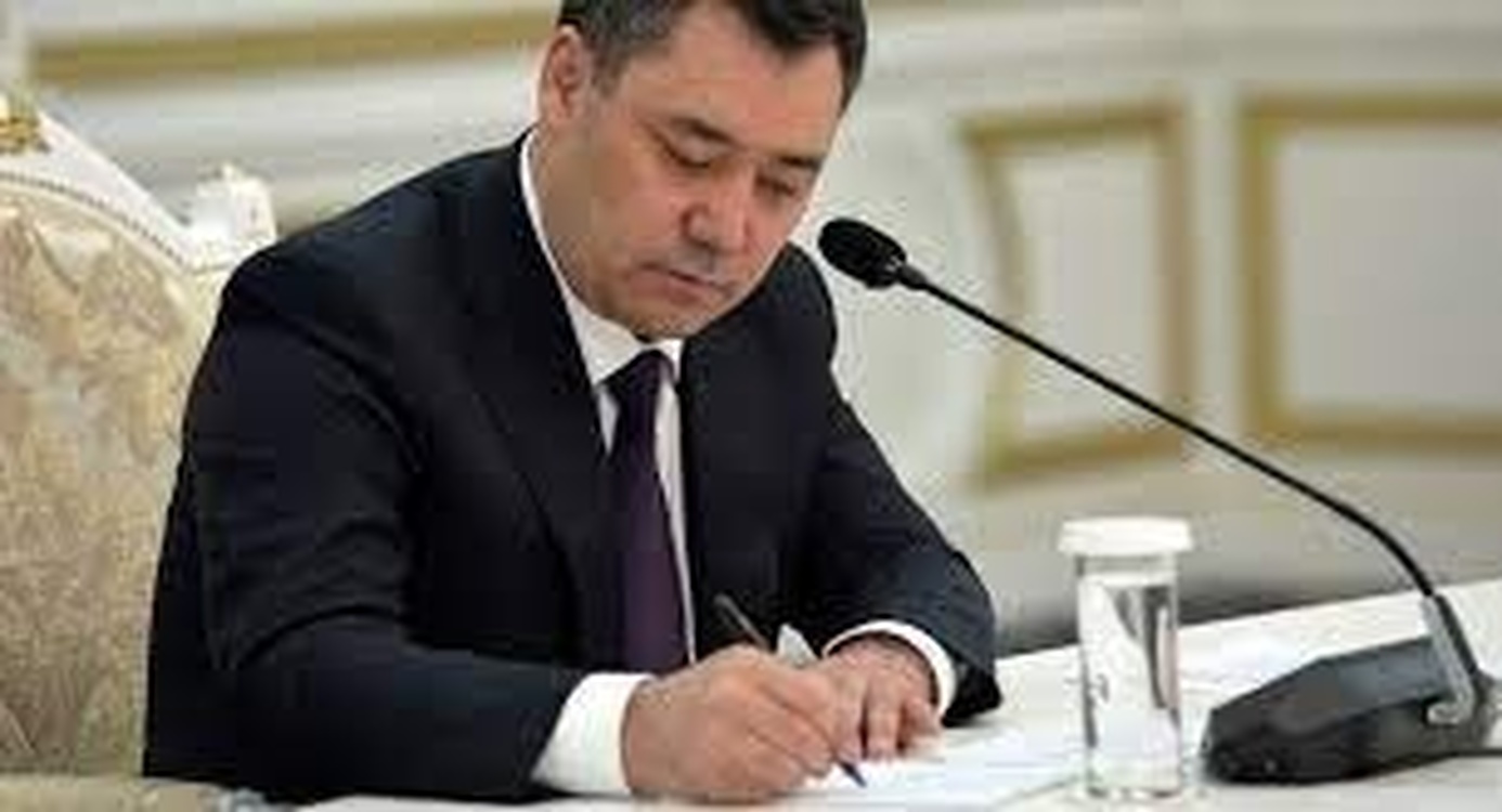 Президент КР подписан закон о государственной и муниципальной службе — Today.kg
