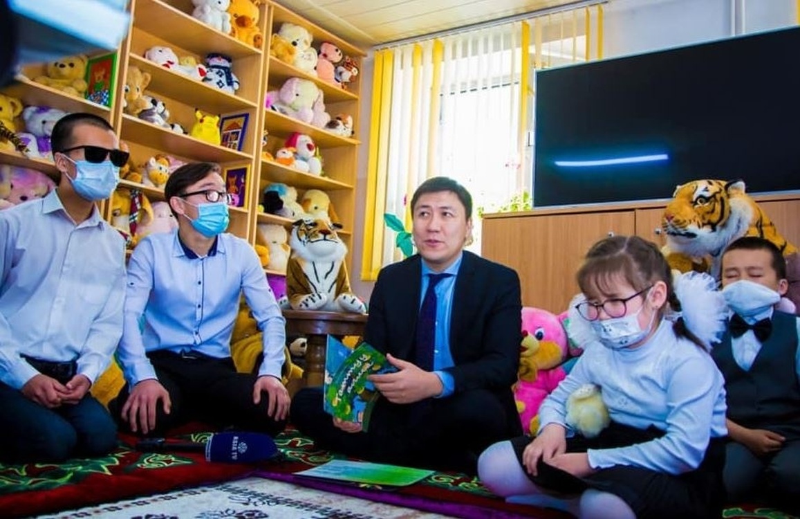 Акция Читаем детям: Бейшеналиев прочитал слабовидящим детям сказку — Today.kg