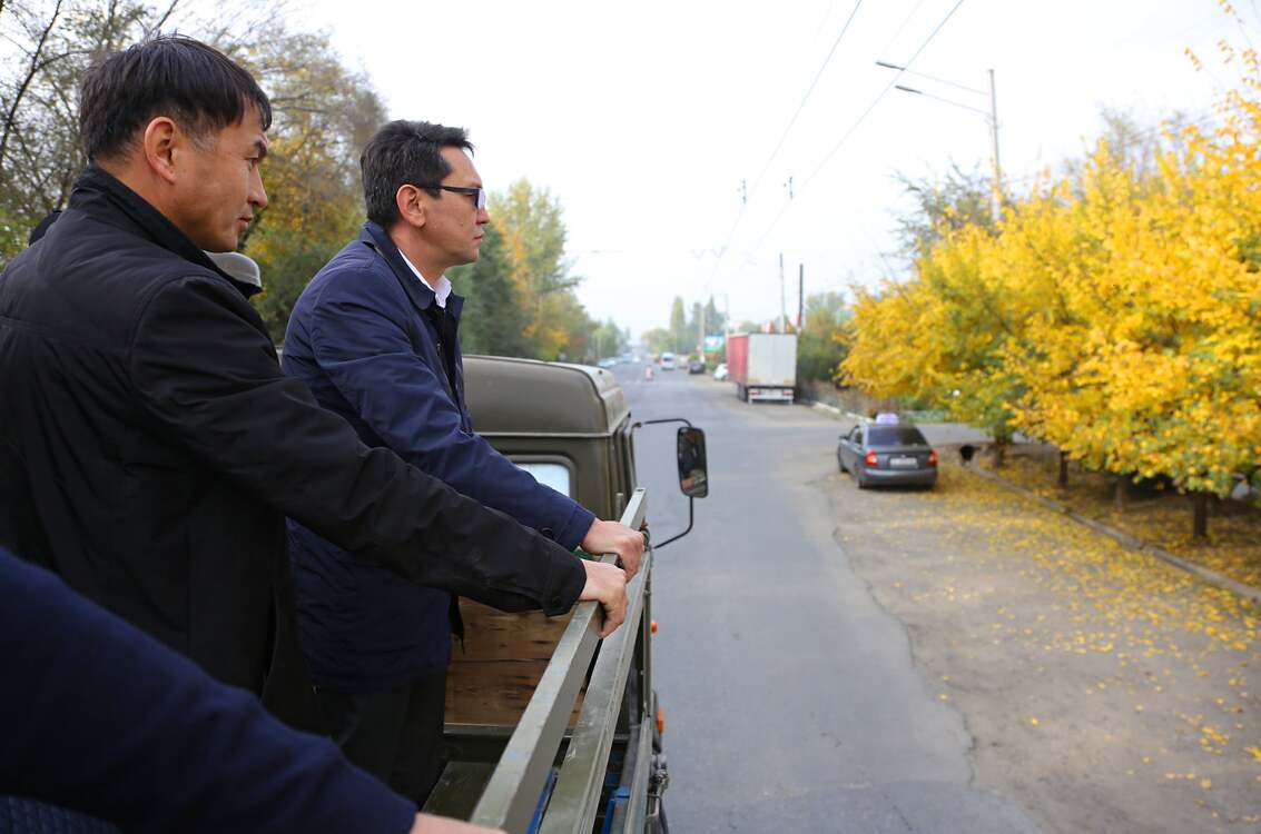 Ош: Мэр Алмаз Мамбетов провел выездное совещание в кузове грузовика — Today.kg