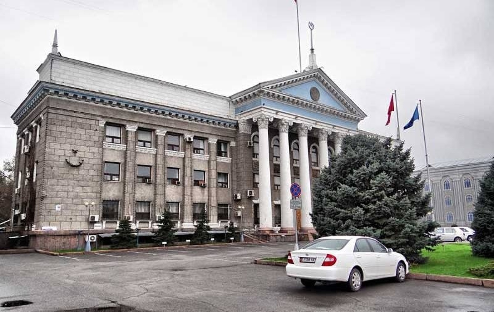 Задержали сотрудника мэрии Бишкека. Обвиняют в незаконном выделении участка — Today.kg