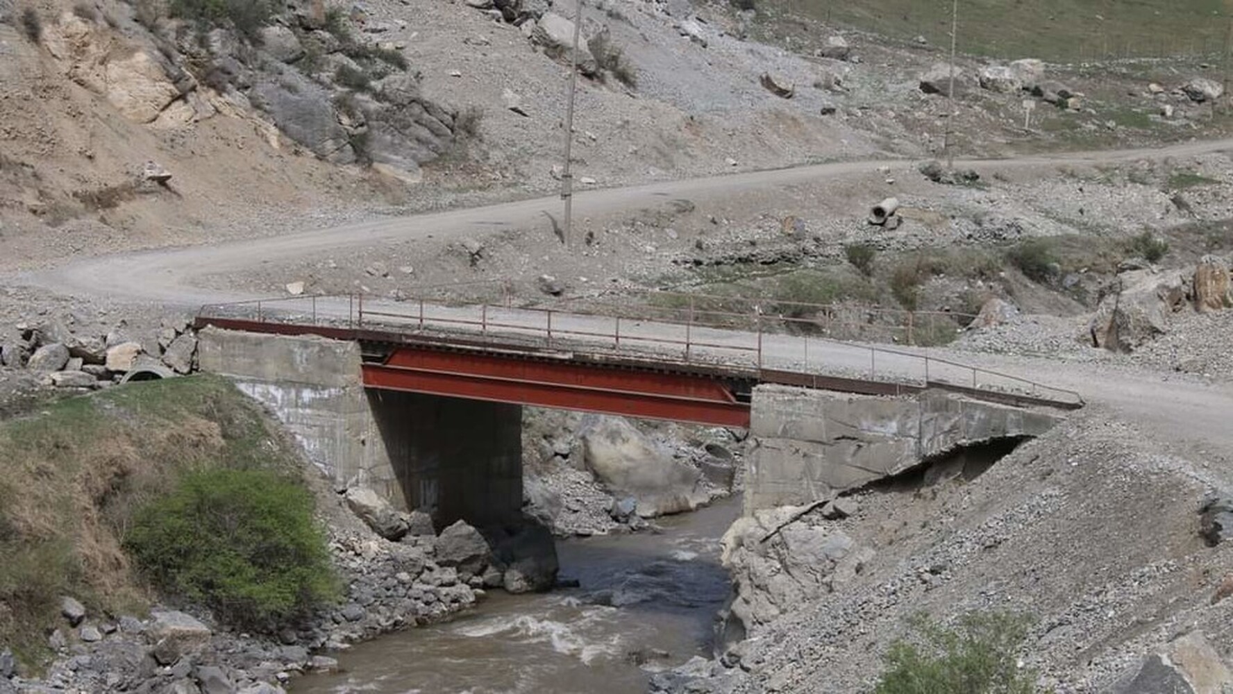 Вторжение в Кыргызстан. Накануне таджикские военные взорвали мост на реке Ак-Суу — Today.kg