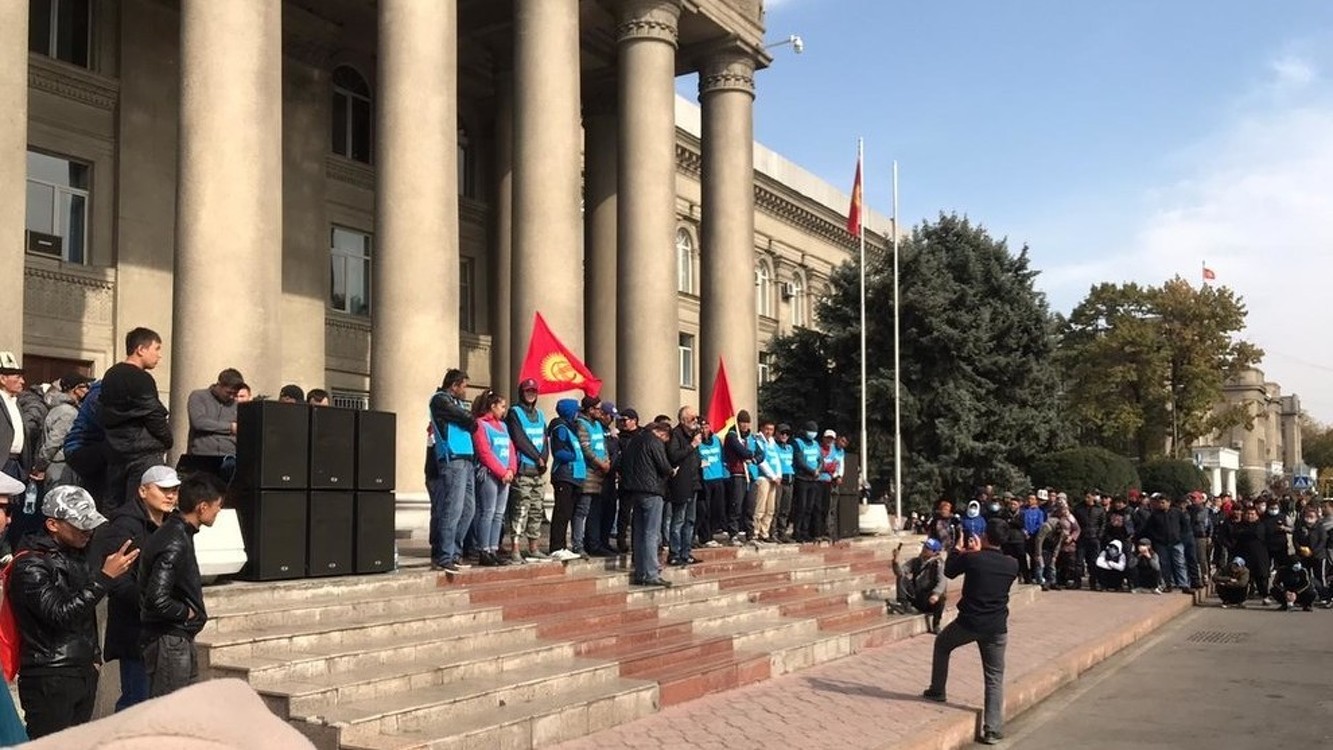 Экс-депутат Турсунбай Бакир уулу выступил перед сторонниками Садыра Жапарова возле Дома правительства — Today.kg