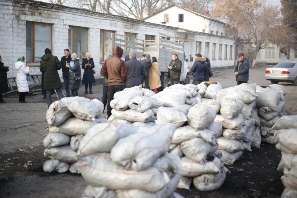 По 10 мешков угля получили малоимущие семьи Первомайского района Бишкека — Today.kg